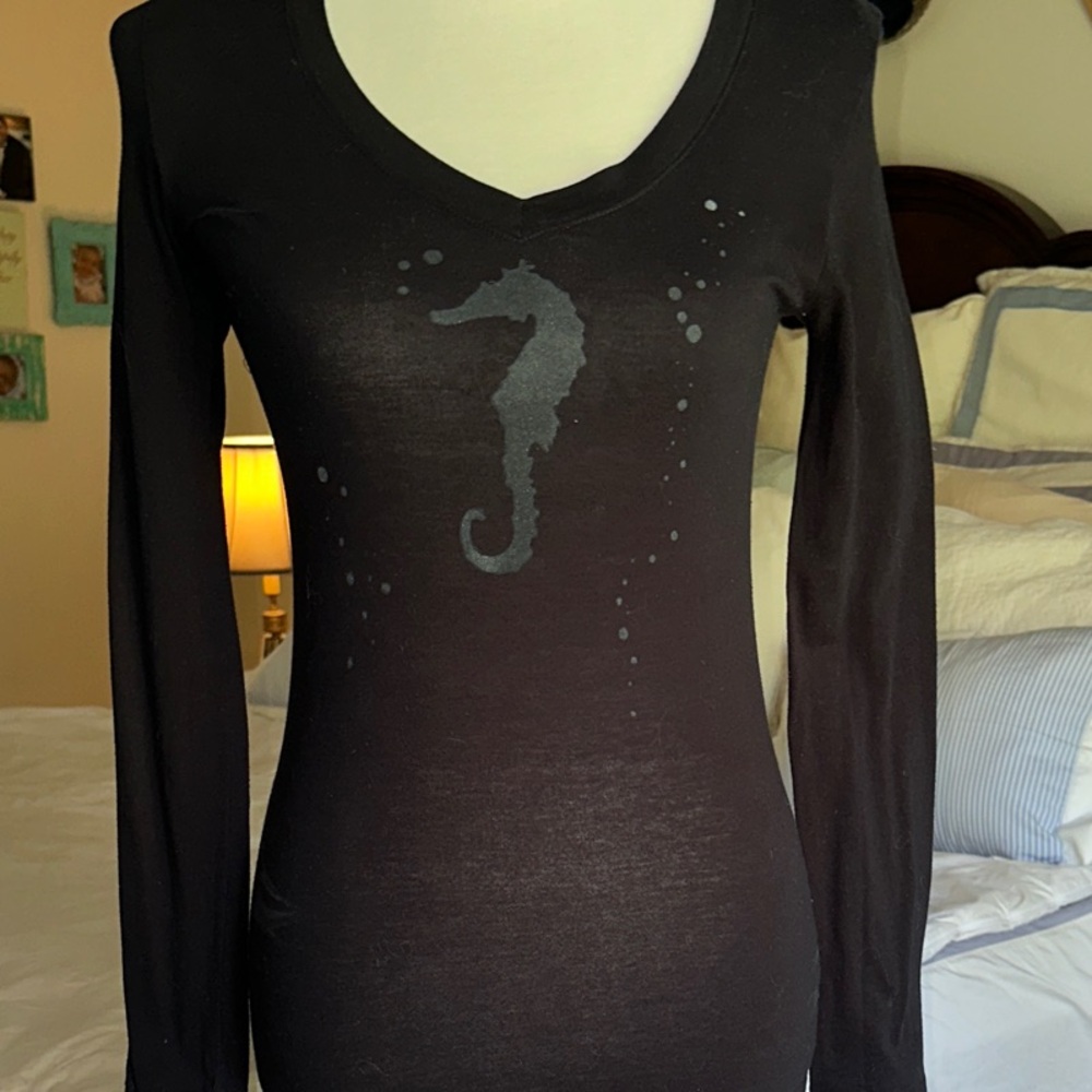 Black v neck long sleeve top seahorse and bubbles small